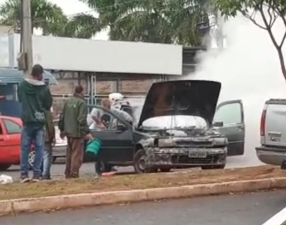 Vídeo: motorista estaciona e carro pega fogo no Centro de Ribas do Rio Pardo