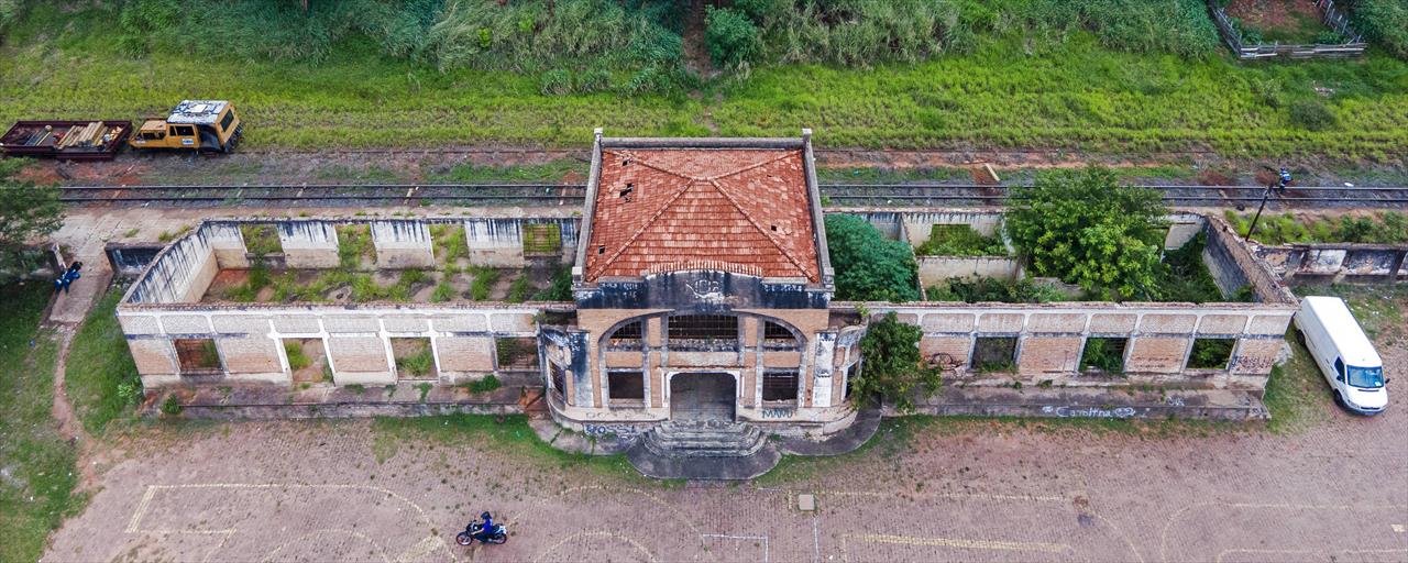 Trem da Morte acumula ruínas e abandono entre SP e MS