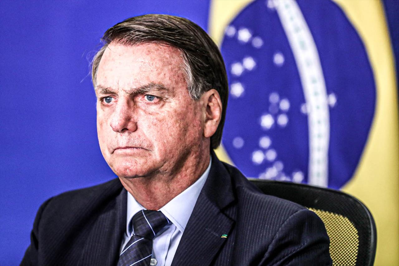 Governo usou ‘orçamento secreto’ para ter apoio do Congresso com tratores superfaturados, diz jornal