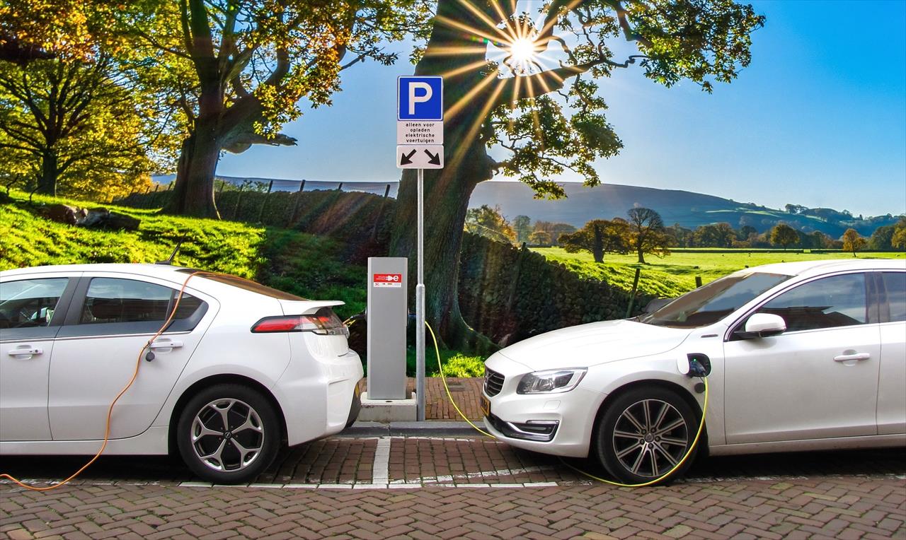 Carros elétricos serão mais baratos que os movidos a gasolina até 2027