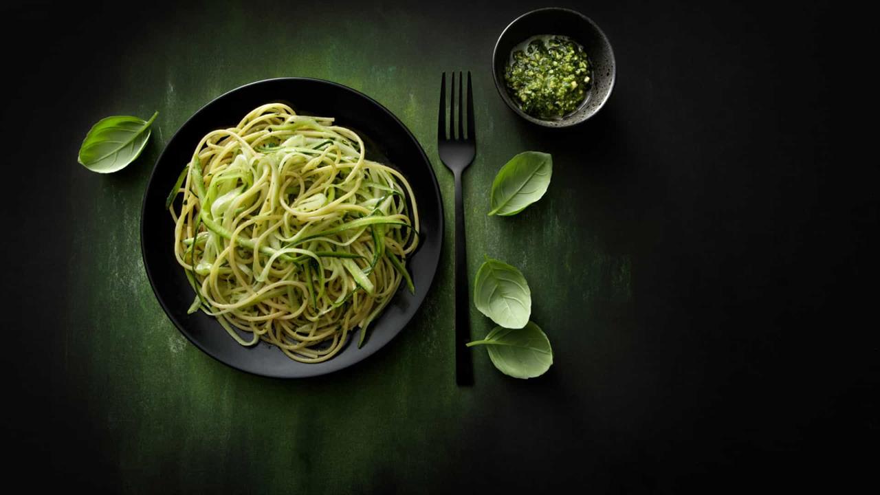 Simples e delicioso: aprenda a fazer Espaguete ao Molho Pesto