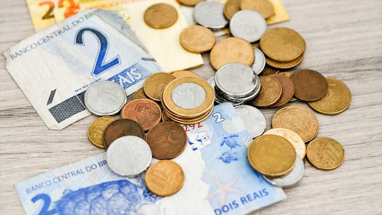 Promulgada lei que define valor do salário mínimo em R$ 1.100 em 2021