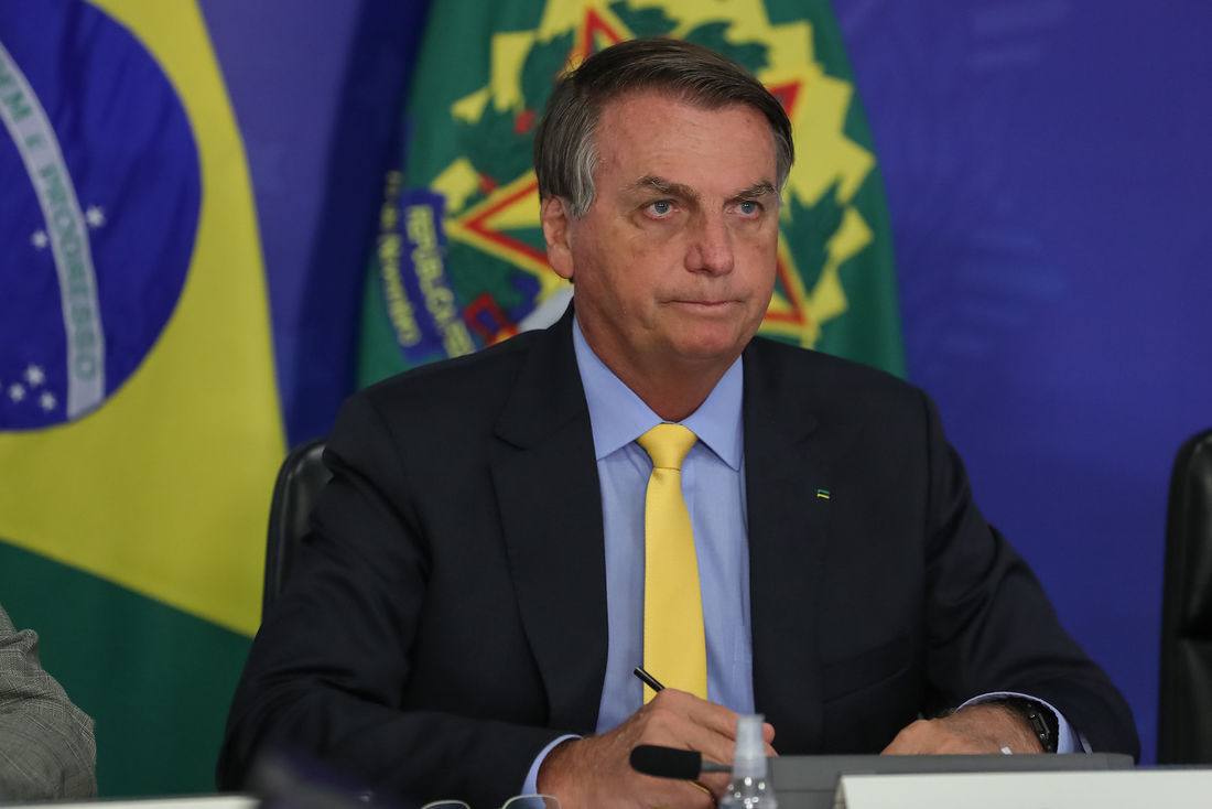 Bolsonaro questiona eficácia de vacinas e espalha fake news