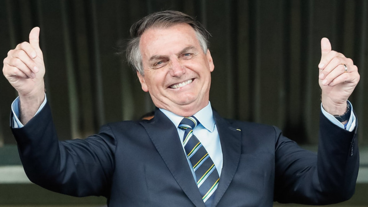 Bolsonaro é vaiado e xingado por passageiros durante vôo