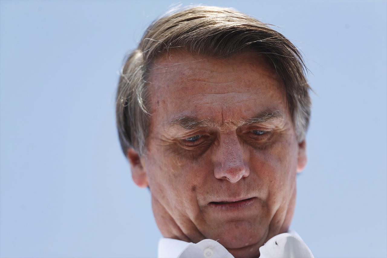 Com dores abdominais, Jair Bolsonaro é internado para realizar exames