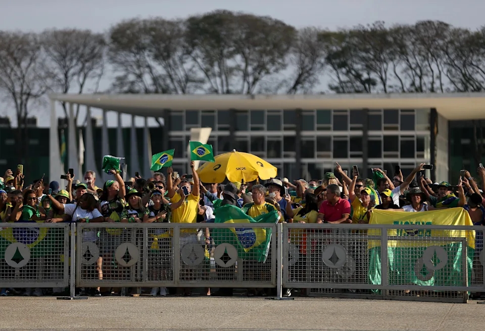 Apoiadores do presidente invadem Esplanada com gritos contra STF em ato com raiz golpista
