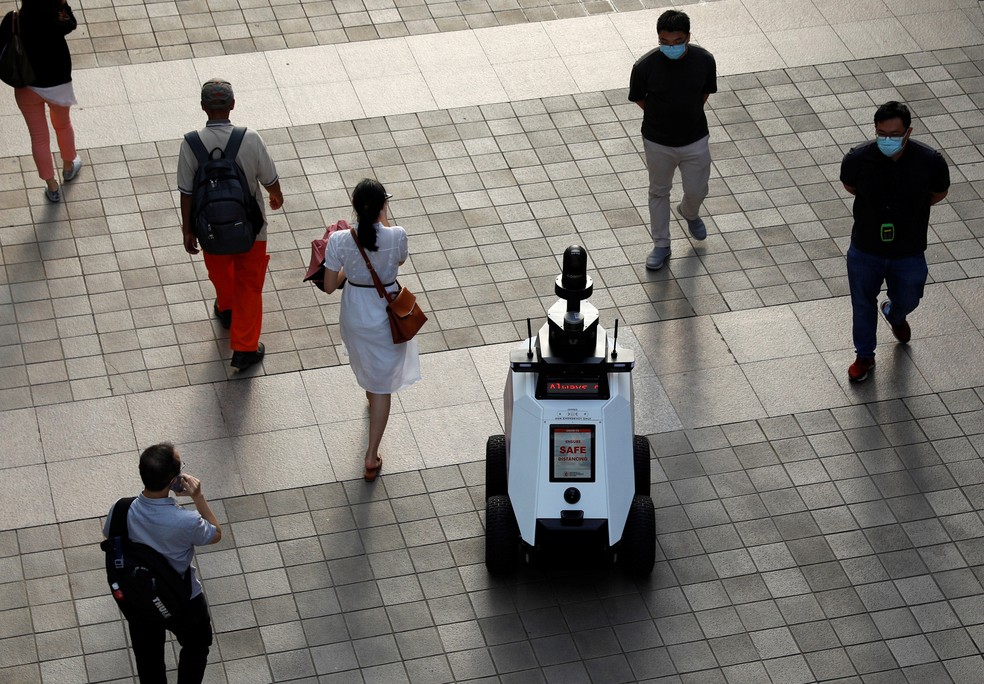 Singapura testa robôs para patrulhar ruas e detectar mau comportamento social