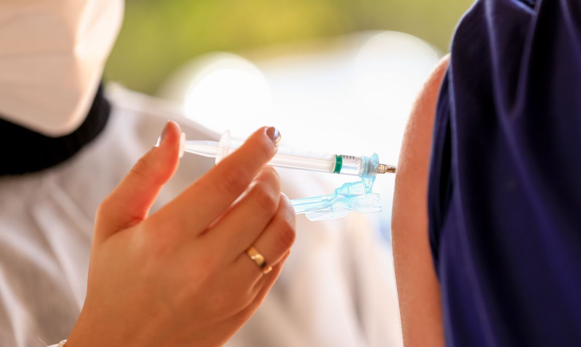 Mais da metade da população completou esquema vacinal contra Covid-19