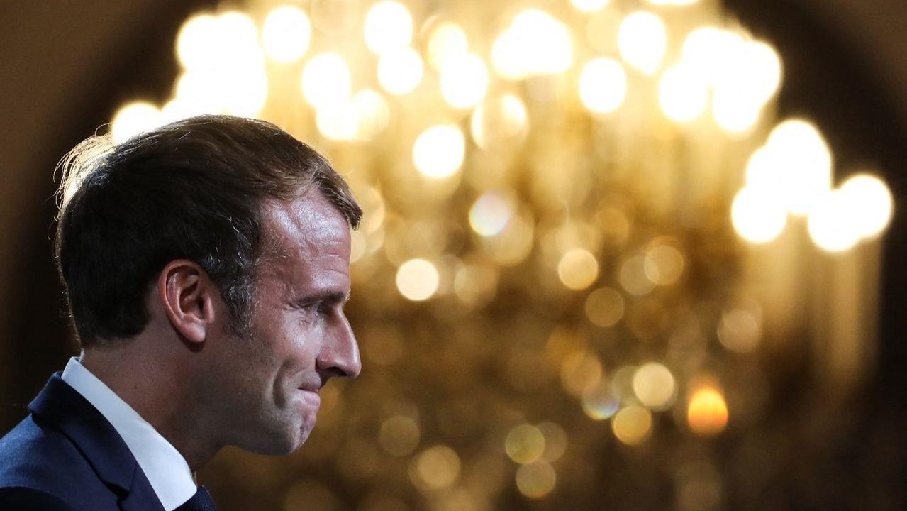Presidente da França é atingido por ovo em evento (VÍDEO)