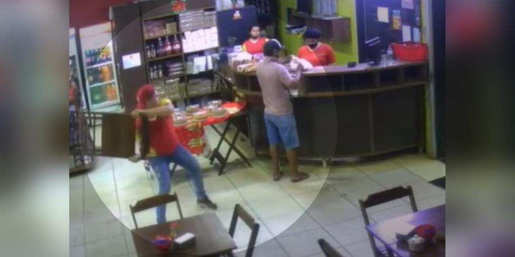 Funcionário de padaria vira herói na internet após dar cadeirada em assaltante armado