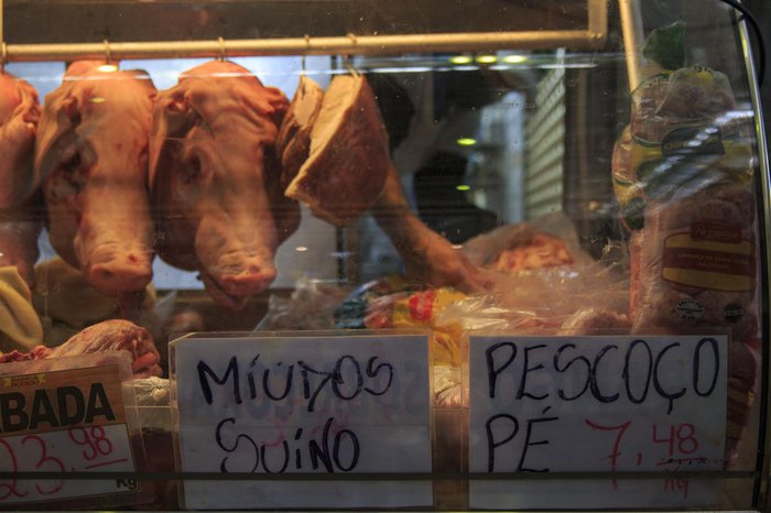 Pés de galinha, mondongo e ossinho de porco: população é obrigada a substituir a carne bovina