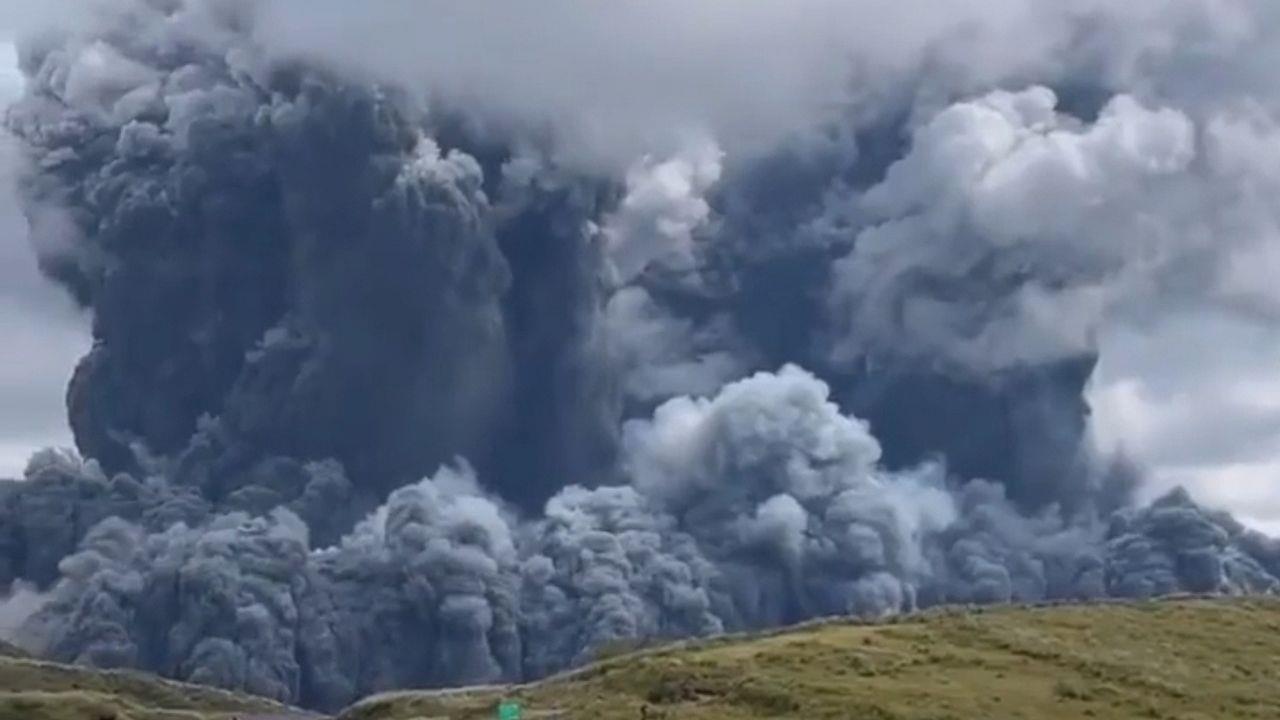 Monte Aso do Japão entra em erupção