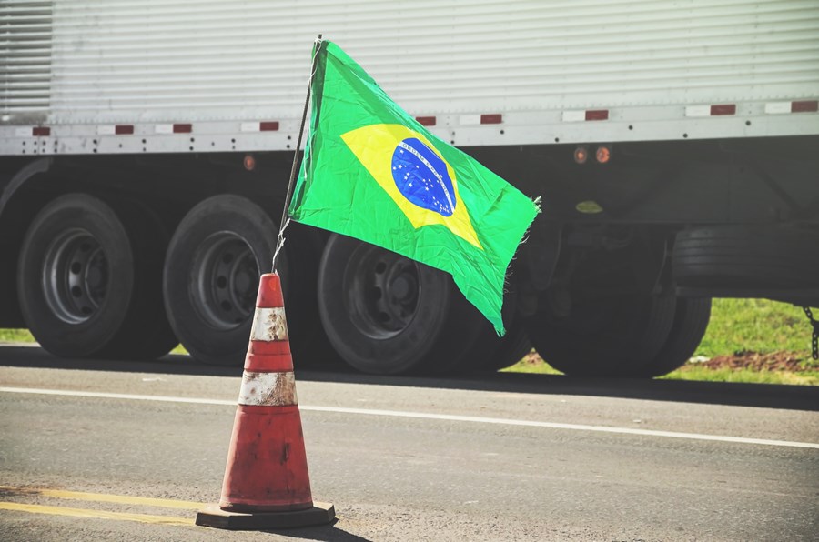Bolsonaro promete auxílio de R$ 400 para 750 mil caminhoneiros