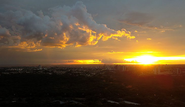 Tempo segue abafado com predomínio de sol e pancadas isoladas de chuva em MS