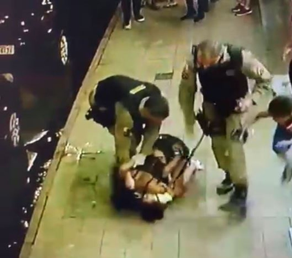 Vídeo: policial é filmado com joelho no pescoço de mulher que segurava criança