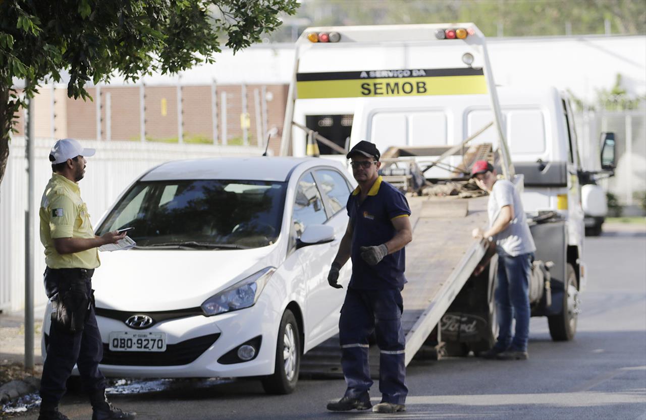 Lei sancionada por Bolsonaro cancela guincho em blitz e dá 15 dias para motorista regularizar carro