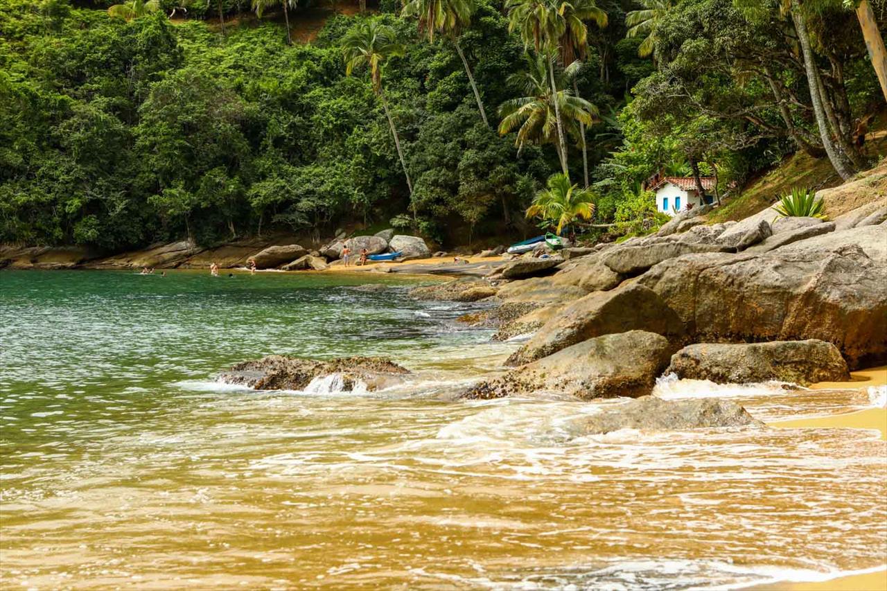 Ilhabela faz estudos para retirar areia do mar e alargar seis praias