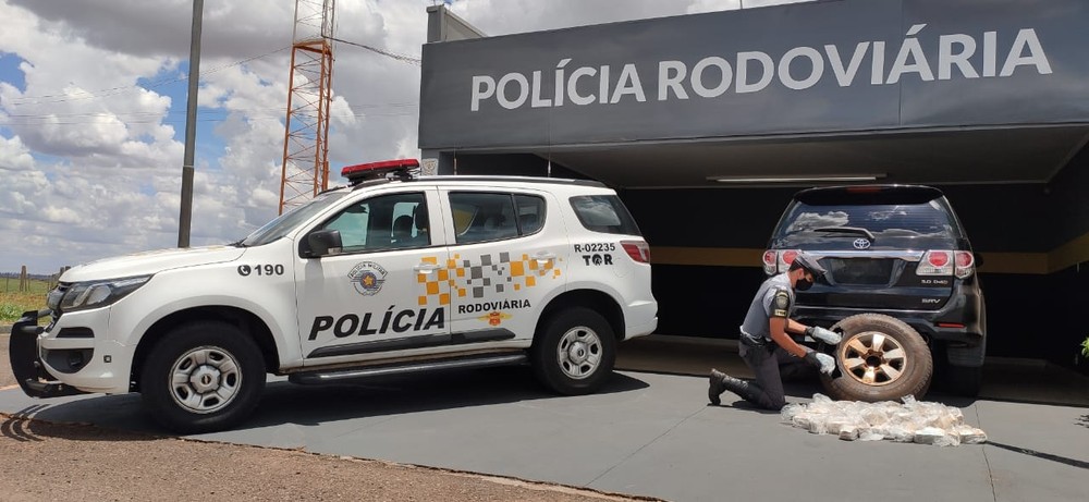 Polícia rodoviária encontra mais de um milhão de reais em estepe de camionete