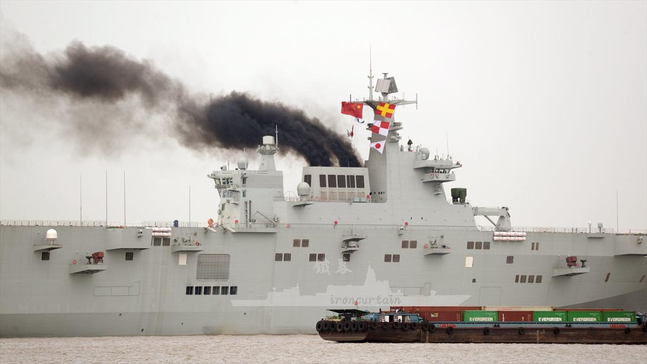 Marinha chinesa envia 3º navio anfíbio Type 075 para testes no mar (VÍDEO)