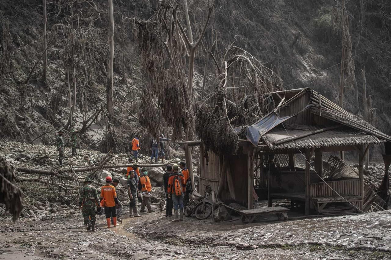 Vulcão Semeru deixa rastro de destruição na Indonésia