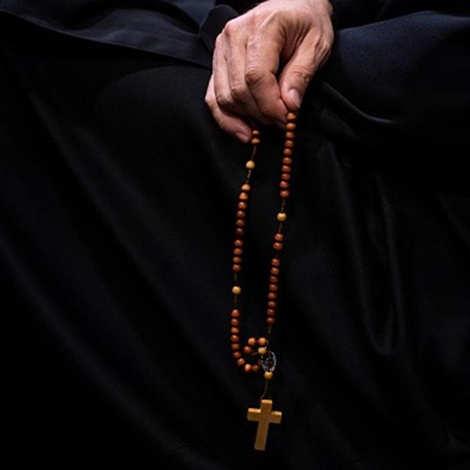 Padre roubava igreja para financiar suruba gay regada a drogas