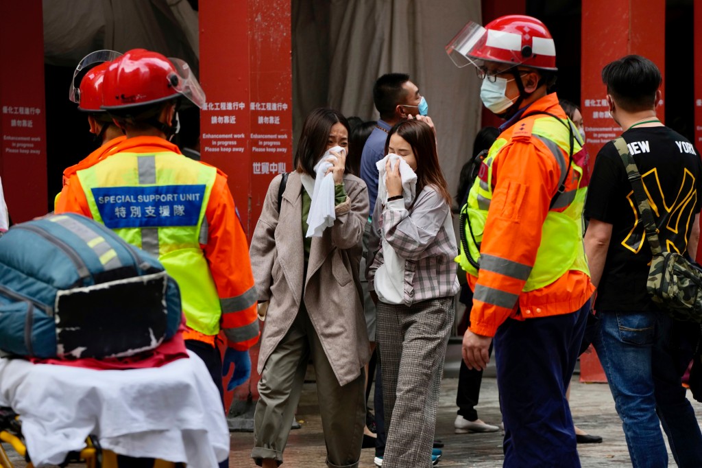 Dezenas de pessoas ficam presas em incêndio no World Trade Centre de Hong Kong (VÍDEO)