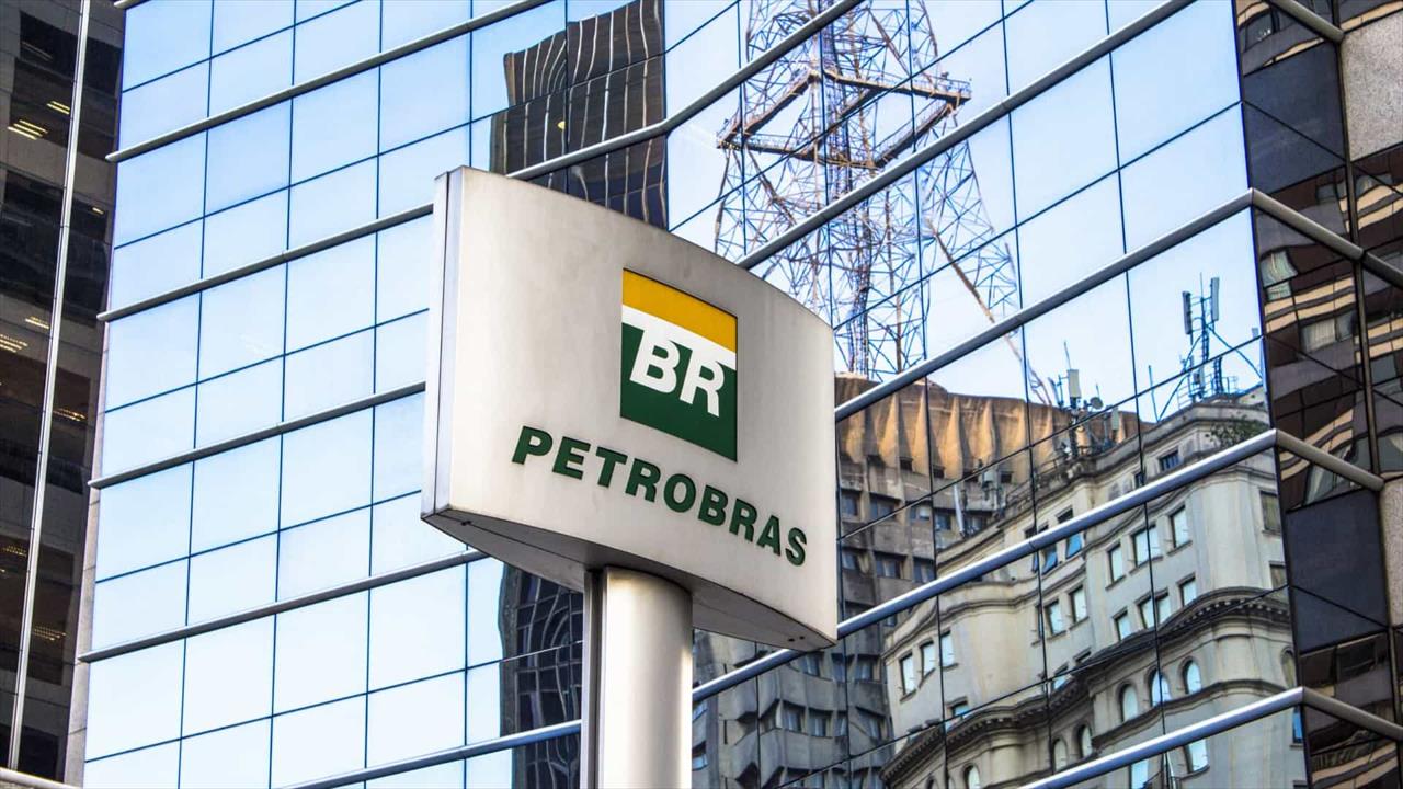 Governo muda discurso e avalia segurar reajuste de preços da Petrobras