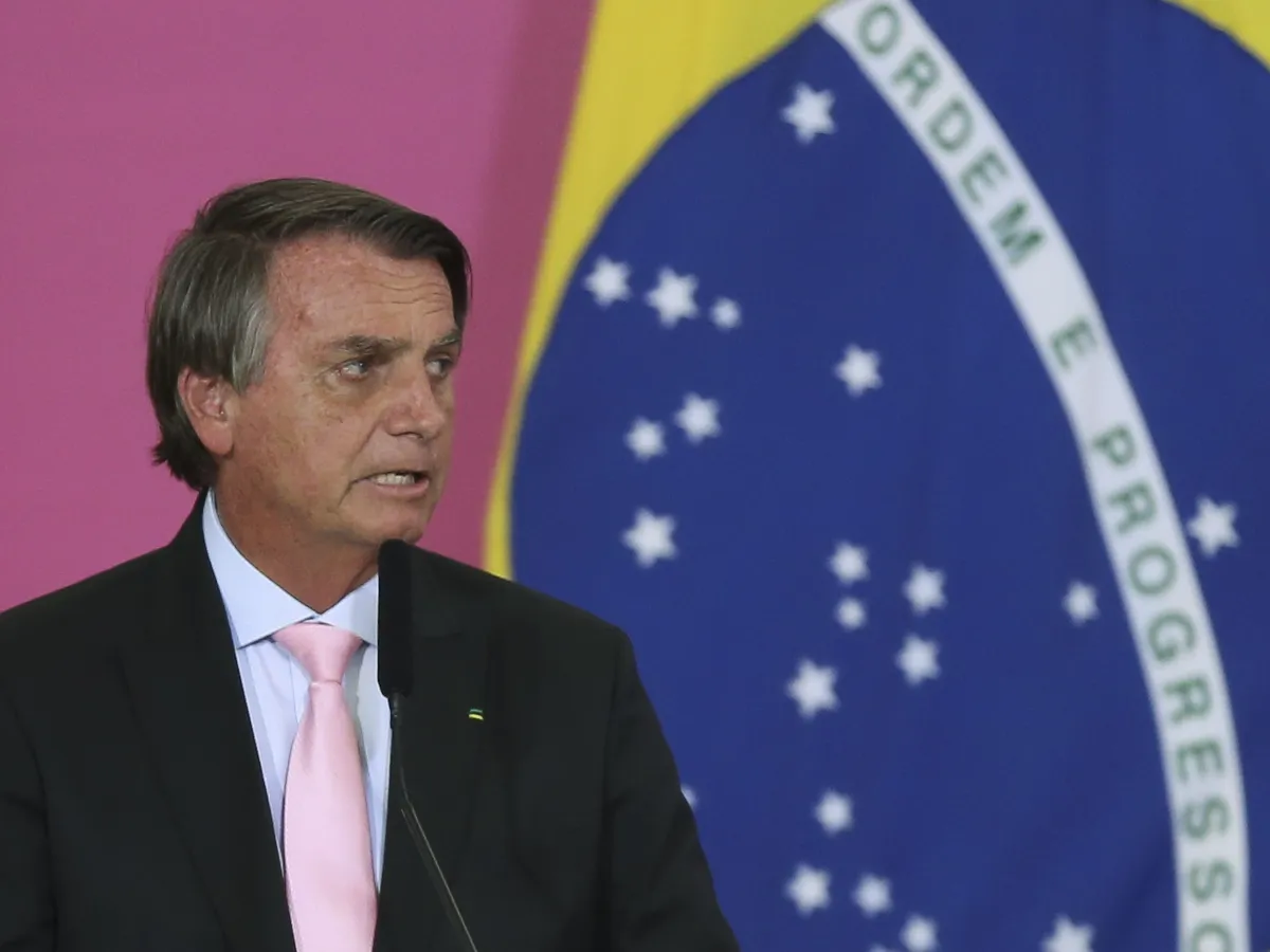 Bolsonaro sanciona projeto que determina retorno de grávidas vacinadas ao trabalho presencial