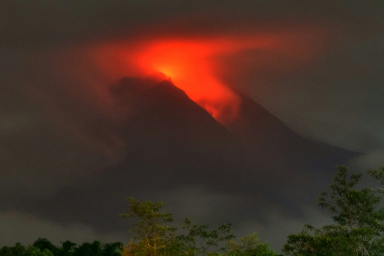 Erupção do vulcão Merapi força retirada de centenas de pessoas na Indonésia
