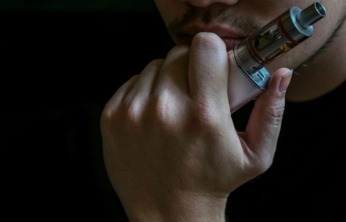 Homem de 30 anos tem pulmão perfurado por uso de cigarro eletrônico em Manaus