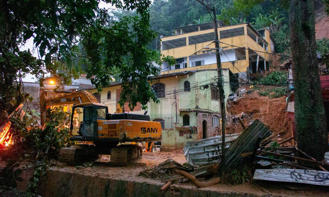 Após chuvas, demora na desobstrução da Rio-Santos isola Angra e Paraty
