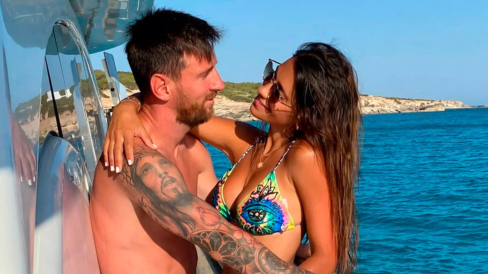 Messi curte férias ao lado da esposa e amigos em mansão de R$ 1,6 milhão localizada em Ibiza