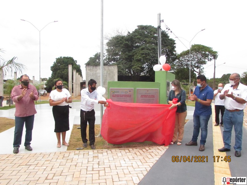 Prefeita Janailza inaugura Praça com homenagem a Dom Pedro Casaldáliga e faz a entrega oficial de um caminhão Pipa