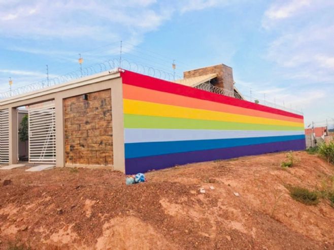 Campinápolis - Procurador pinta muro de residência com cores do arco-íris e local vira ponto turístico