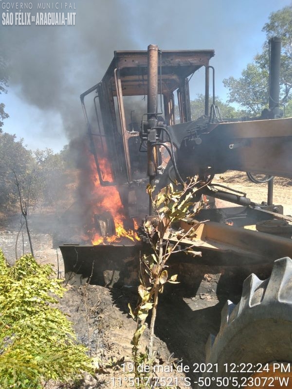 Máquina da Prefeitura de São Félix do Araguaia pega fogo quando prestava serviço na MT 100