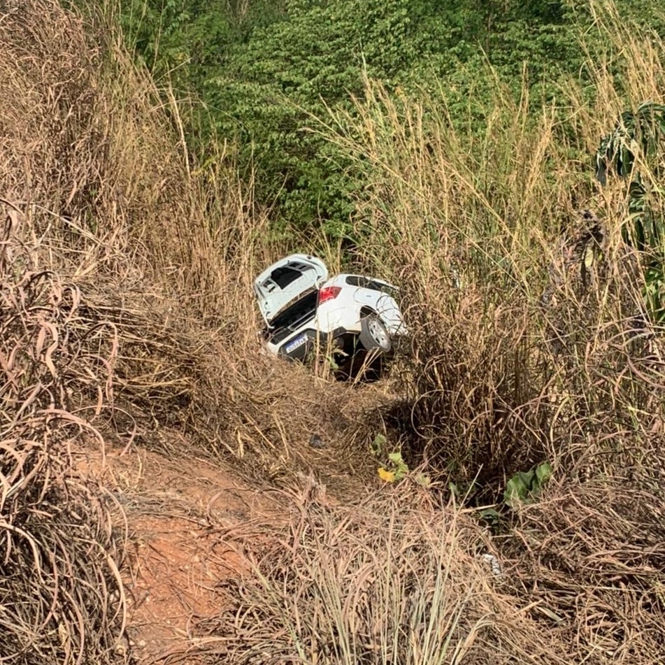Bandidos fazem mulher refém durante roubo de carro na ‘Estrada da Guia’