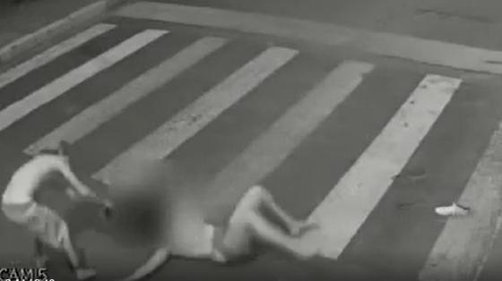 Câmeras flagram marido espancando esposa na rua em Cuiabá, veja vídeo