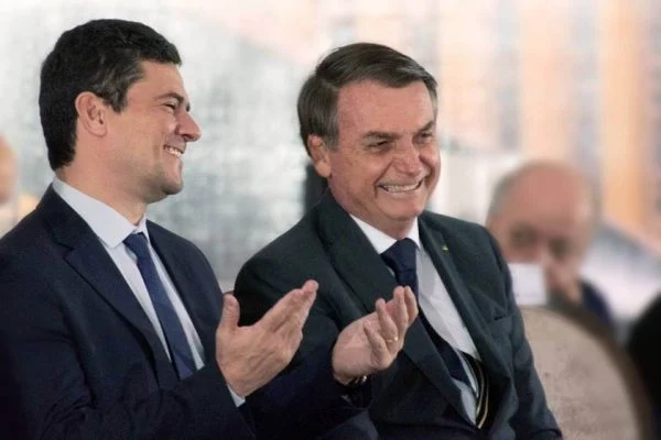 Bolsonaro diz que Moro condicionou aceitar troca na PF por vaga no STF