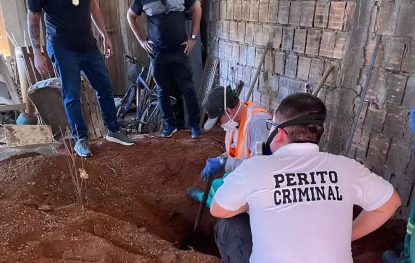 Polícia acha corpo de jovem enterrado no fundo de residência; rapaz é preso