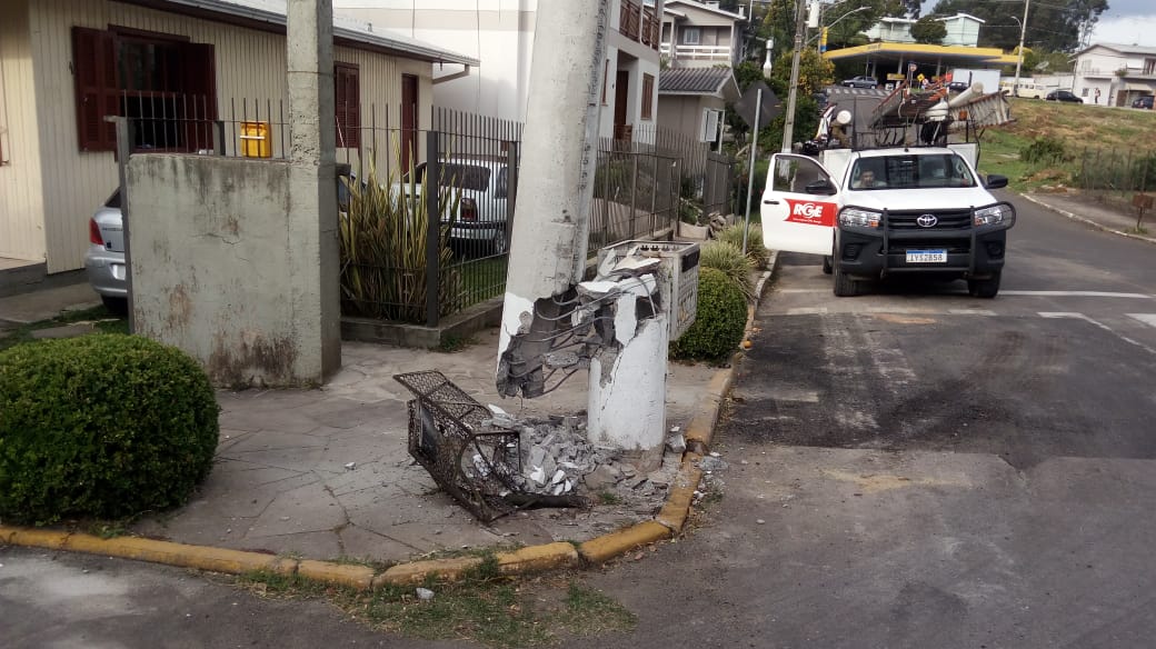 Caminhão colide em poste de energia elétrica no bairro Ponte Seca