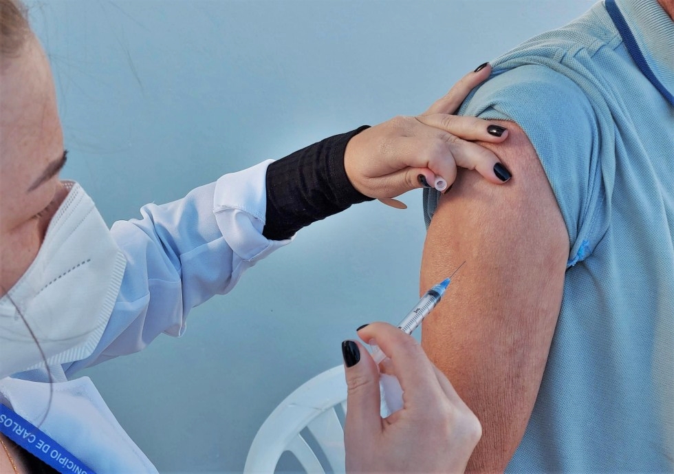 Covid-19: vacinas começam a ser aplicadas hoje em pessoas com comorbidades