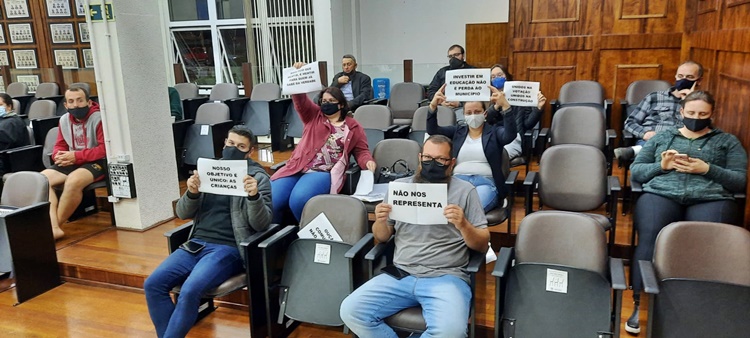 Membros da gestão passada do CPM da EMEI São Sebastião estiveram na câmara