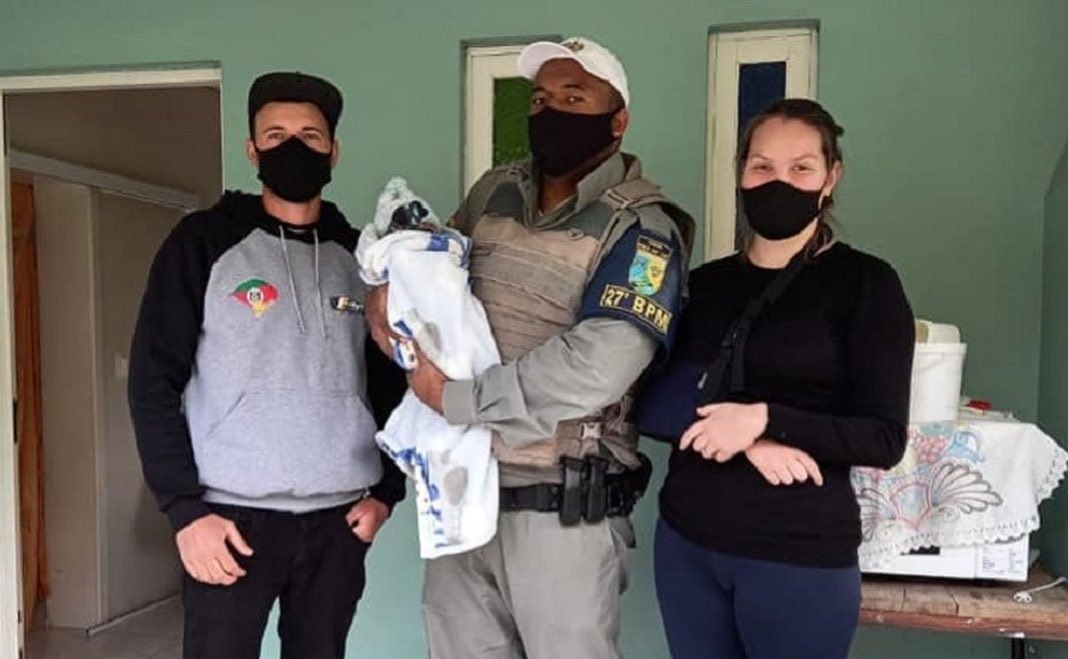 Policiais Militares visitam bebê após salvarem sua vida