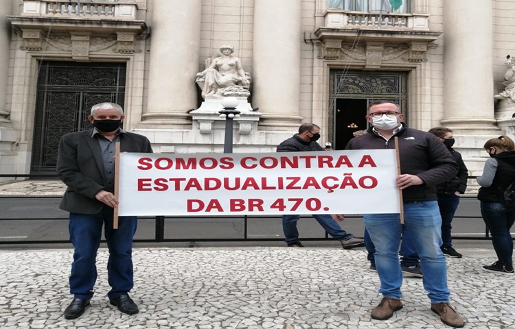 Vereadores Grolli e Xavier participam de manifestação em Porto Alegre