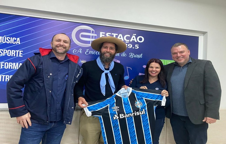 Deputado Gaúcho da Geral entrega camisa do Grêmio da campanha do Lorenzo