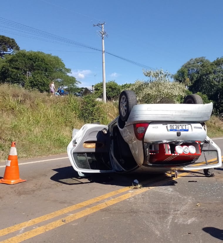 Capotamento de veículo na BR-470 em Barbosa deixa quatro pessoas feridas