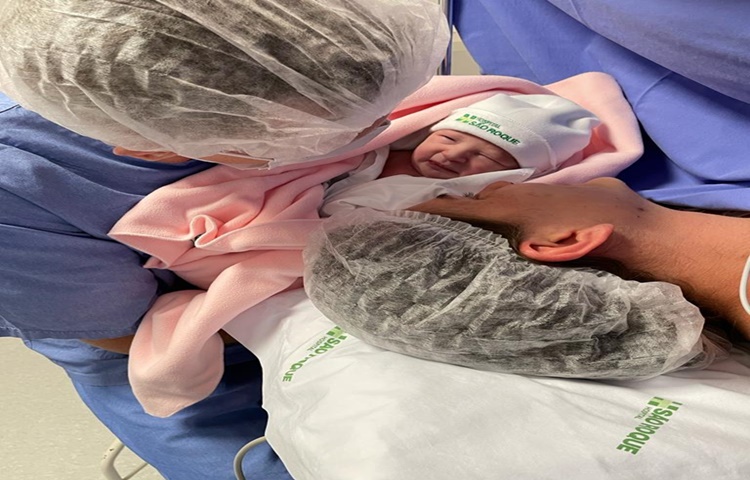 O primeiro bebê a nascer em Barbosa em 2022 é uma menina
