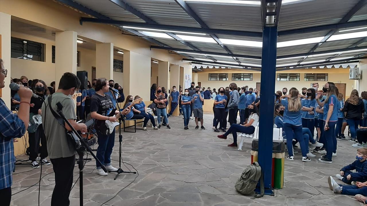 Rede municipal e estadual retornam aulas em Barbosa
