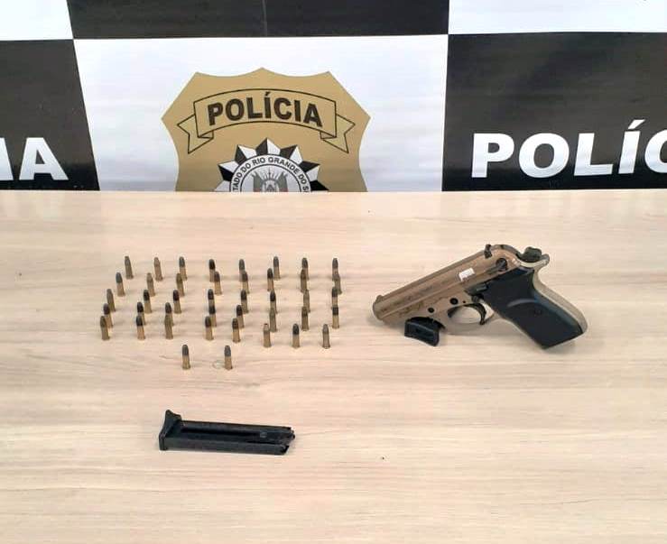 Pistola roubada em loja de armas em Cerro Largo é apreendida em Farroupilha