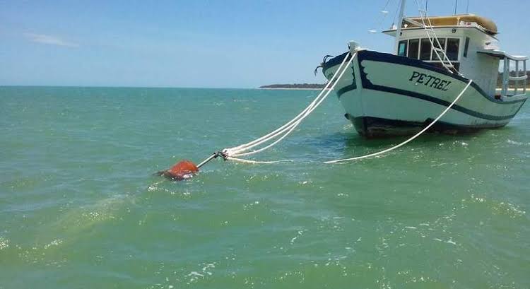 Tripulantes do barco que naufragou na costa do ES são encontrados vivos agarrados aos destroços